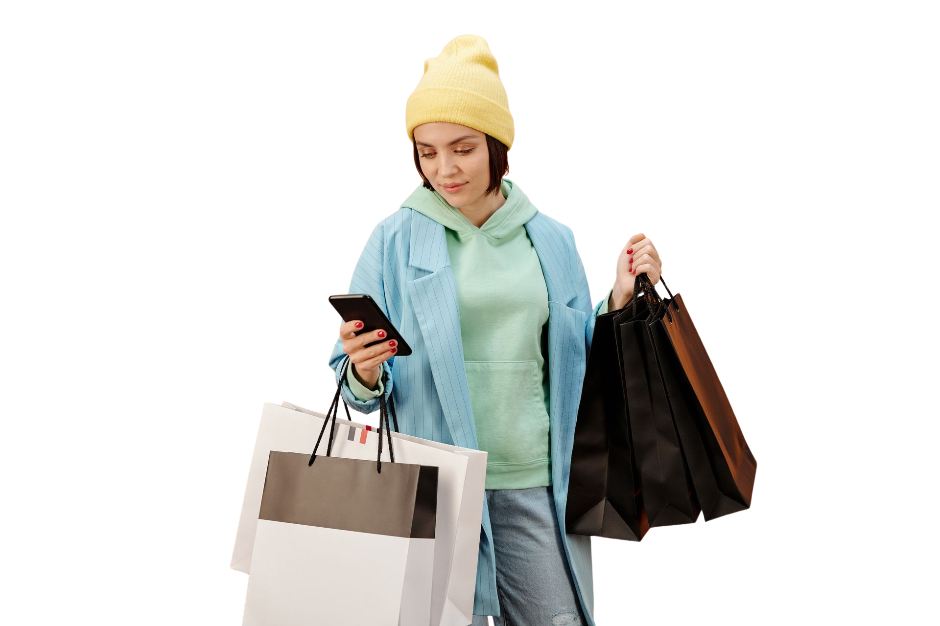 Telefonuna bakarken paketlerini taşıyan kullanıcı